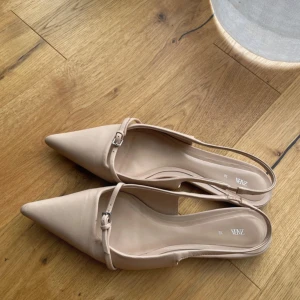 Beige ballerinaskor med spetsig tå Zara - Superfina ballerina skor från zara!💕💕