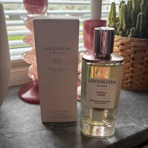 Lovenotes Vanilla Suede Parfym - Lovenotes Vanilla Suede av Ariana Grande. Innehåller bergamott, sandelträ och vaniljböna. Volym: 125 ml. Perfekt för dig som vill ha en modern och trendig doft i din samling. Endast testad 