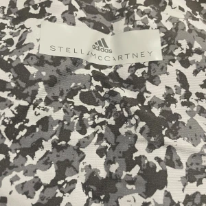Adidas Stella McCartney träningslinne - Sportigt ärmlöst linne från Adidas Stella McCartney. Stretchigt syntetmaterial, aldrig använt. 