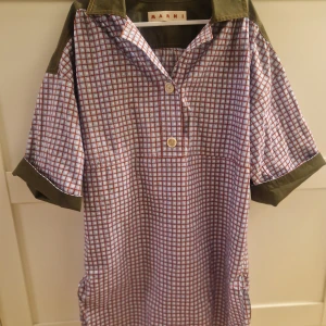 Äkta Marni skjorta/märkes unik kollektion  - En liknande marni skjorta ligger ute för försäljning nu för 5800kr. Betydligt värd mer dessutom! Jag vill nu sälja till ett förmånligt pris pga ekonomiska skäl. Passa på nu, den är äkthets verifierad av affekta byrån både fysiskt och 2 olika online försäljning sidor! Det är en äkta marni som dessutom är exklusiv.