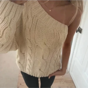 Beige offshoulder stickad tröja - Jätte fin stickad off shoulder tröja ifrån Gina tricot som ej säljs längre🩷 aldrig använt 