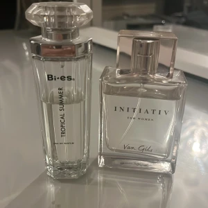 Två fräscha damparfymer - Snygga parfymer för kvinnor: Bi-es Tropical Summer och Van Gils Initiativ For Women. Perfekt för dig som vill ha något nytt i parfymhyllan. Båda flaskorna är stilrena och passar dig som gillar att sticka ut.