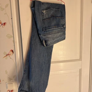 Diesel Zatiny blå jeans med slitningar - Säljer ett par blå Diesel Zatiny jeans med snygga slitningar som fina detaljer på benen. Klassisk femficksmodell och metallknapp med Diesel-logga. Jeansen har en rak/lite bootcut passform. Supersnygga men tyvärr inte rätt storlek för mig. Små tecken på användning finns (de två sista bilderna visar) men det är inget som märks vid användning.