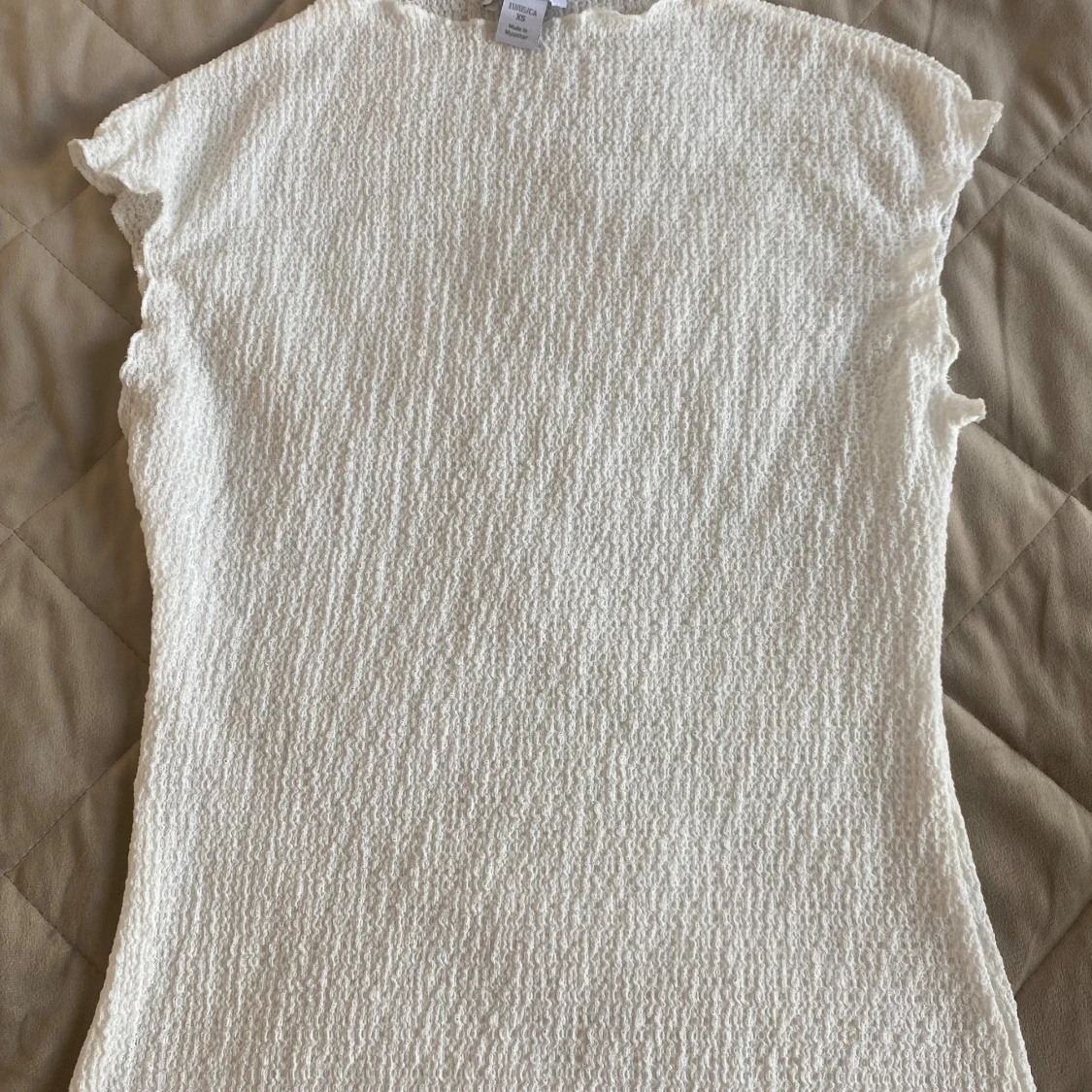 Vit strukturerad topp från Amisu XS