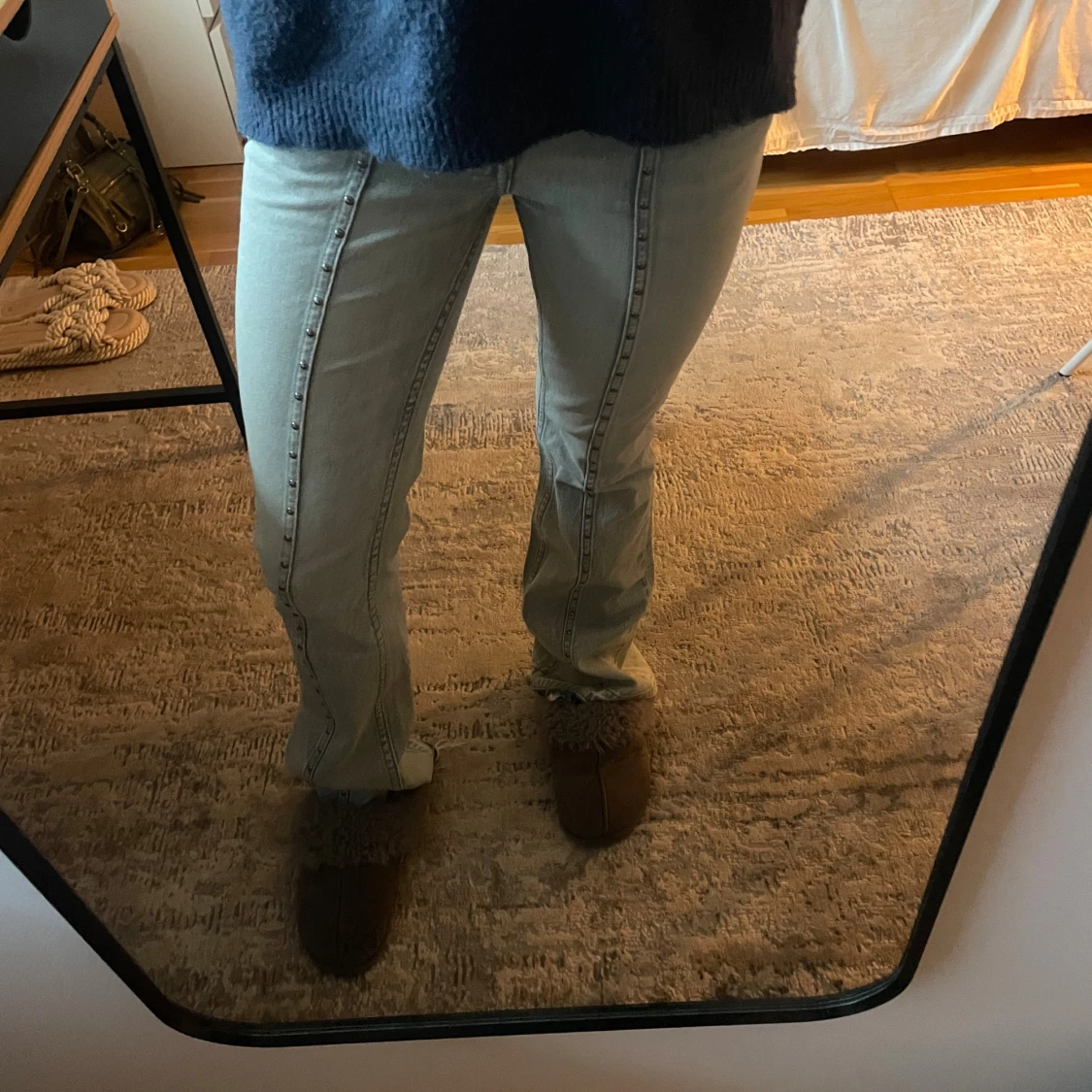 Ljusblå bootcut jeans med silver stenar (söm)