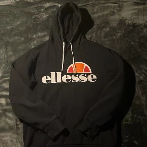 Svart Ellesse hoodie - Detta är en tvärfet hoddie från Ellesse! Den är använd, men i bra skick! Den är väldigt bra nu när vi närmar oss höst eller vinter. Beror på när du ser denna annons. 