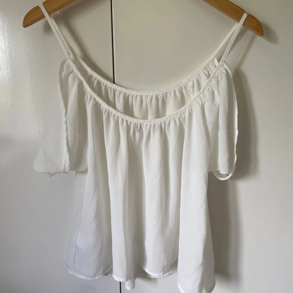 Vit offshoulder blus med tunna axelband - 3