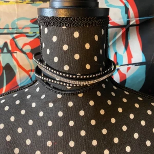 Armband/ halsband - Asså vet inte helt. Går att ha som lite allt. Det är läder ish och har flera knappar med olika storlekar