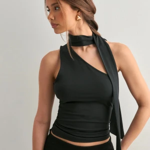 Svart one shoulder topp med knytband - Snygg one shoulder topp med knytband i strl S. Är helt ny med prislapp kvar. Skriv för egna bilder.