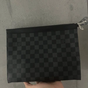 LV bag - LV bag, med korthållare i väskan. Du får plats med mycket prylar i väskan!