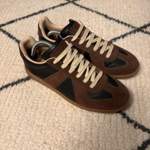 Maison margiela skor - Säljer dessa mm gats i storlek 42-43 köpta begagnade vet inte om dom är autentiska eller inte kan skicka fler bilder kom privat