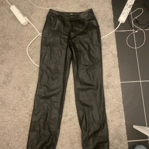 Skinnbyxor  - Jättefina Skinnbyxor som tyvärr blivit för små! 