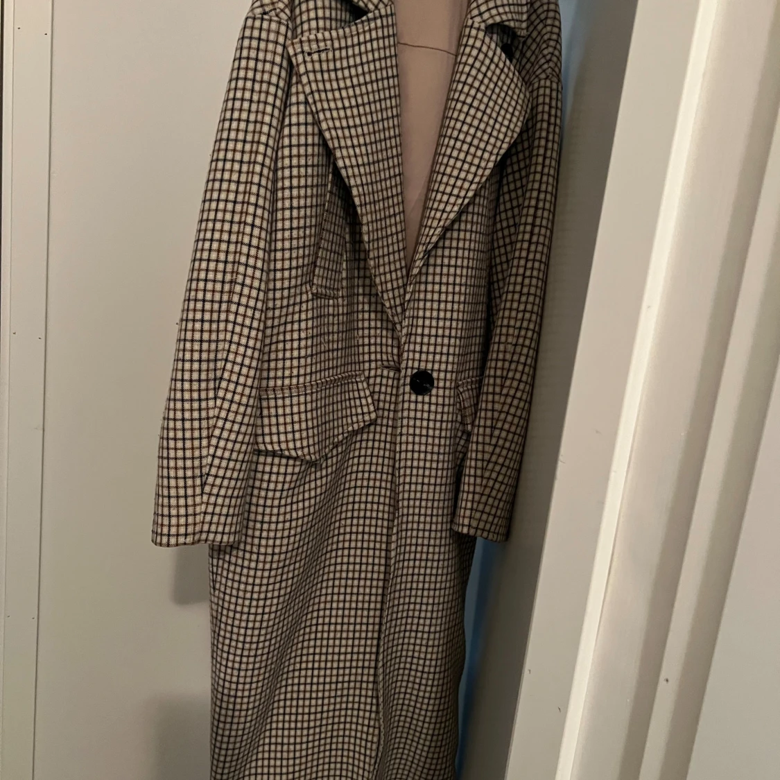 Rutig lång kappa med stora slag - 1