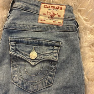 True religion jeans - Super snygga jeans som jag älskarrr💕 dom är i storlek 25 och sitter som en s i preferens. Jag är 162 och dom är lite långa på mej därav att dom har blivit lite slitna där ner (se bild) jag säljer även exakt samma jeans i mörkblå 🥰 skriv om ni är intresserad innan ni köper💕💕