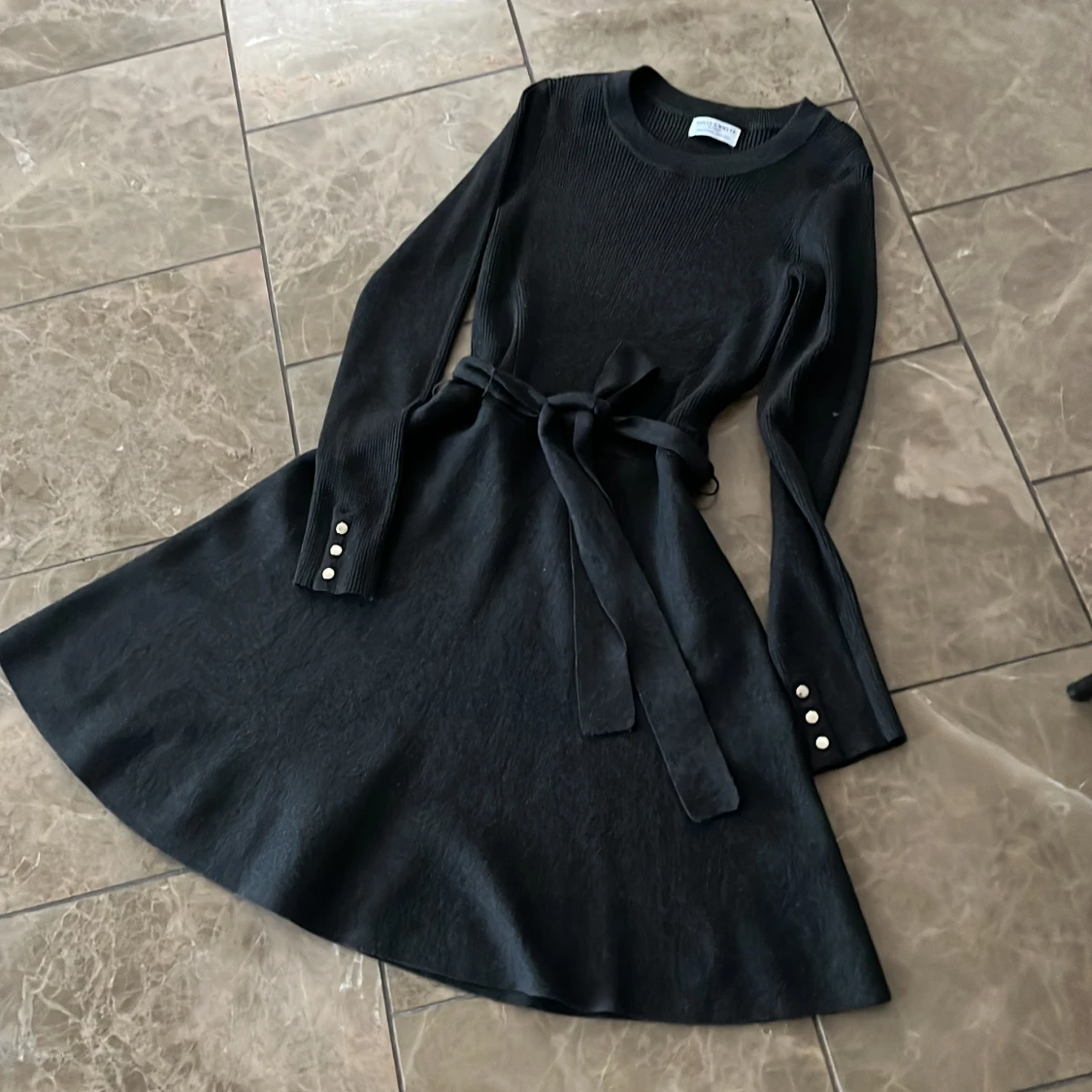 Svart stickad klänning Holly & Whyte