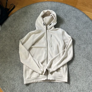 Beige Sail Racing kofta - En beige Sail Racing kofta. En snygg kofta som är unik men passar ändå till mycket. Den har avänts litegrann men är ändå i ett bra skick. Storlek 176 barnstorlek i den. Säljer denna också på Vinted. Hör av er om ni har frågor!