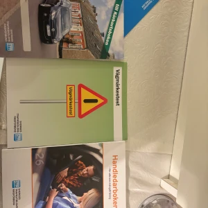 Körkortsboken - Körkortsboken är den ultimata guiden för dig som vill ta körkort! Här hittar du allt om trafikregler, stadskörning, landsväg, miljö och säkerhet. Perfekt för unga som vill plugga smart och klara teoriprovet.  Säljer 5 små böcker inför uppkörningen, en teoribok, en bok med frågor, handledarboken, vägmärkesböcker! (Pst, jag tog körkort på första försöket)