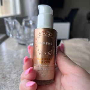 Lumene Natural Glow Foundation (ny) - Flytande foundation från Lumene i nyansen 1.5 Fair. Ger en naturlig glow med medium täckning och SPF20. Kommer i en snygg pumpflaska av återvunnet glas, 30 ml. Innehåller arktiska ingredienser och hyaluronsyra för återfuktning.  Oöppnad med plasten kvar på. 