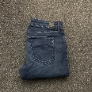Blå replay jeans - Ett par feta jeans som är riktigt fräscha🤗 modellen är 178