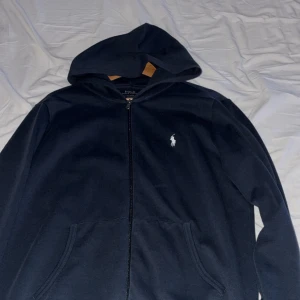 Polo tröja  - Tröjan är är använd några gånger men inte så många gånger och köpen i polo affären. Tröjan är i perfekt skick 