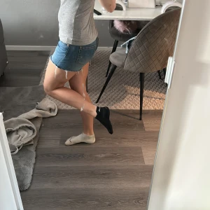 Blå jeansshorts med fransig kant - Säljer ett par klassiska blå jeansshorts med rå, fransig kant nertill 💗