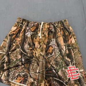 Eric Emanuel camo shorts med logga - If you’re interested in 2 or 3 shorts can fix better price Ofc 