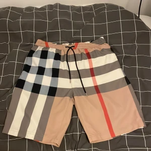 Burberry badbyxor - Burberry badbyxor storlek M i bra skick. Pris kan självklart diskuteras