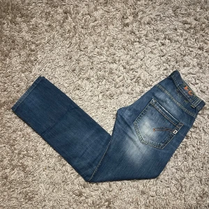 Dondup jeans slim fit herr wash w31 straight fit  - Säljer ett par dondup jeans i striaght fit. Riktigt fet wash med små diskreta slitningar. Passar dig som inte tycker om skinny jeans looken. Mycket bra skick nästan nya. Nypris 3500kr, postas samma dag som köper eller dagen därpå🙌💯