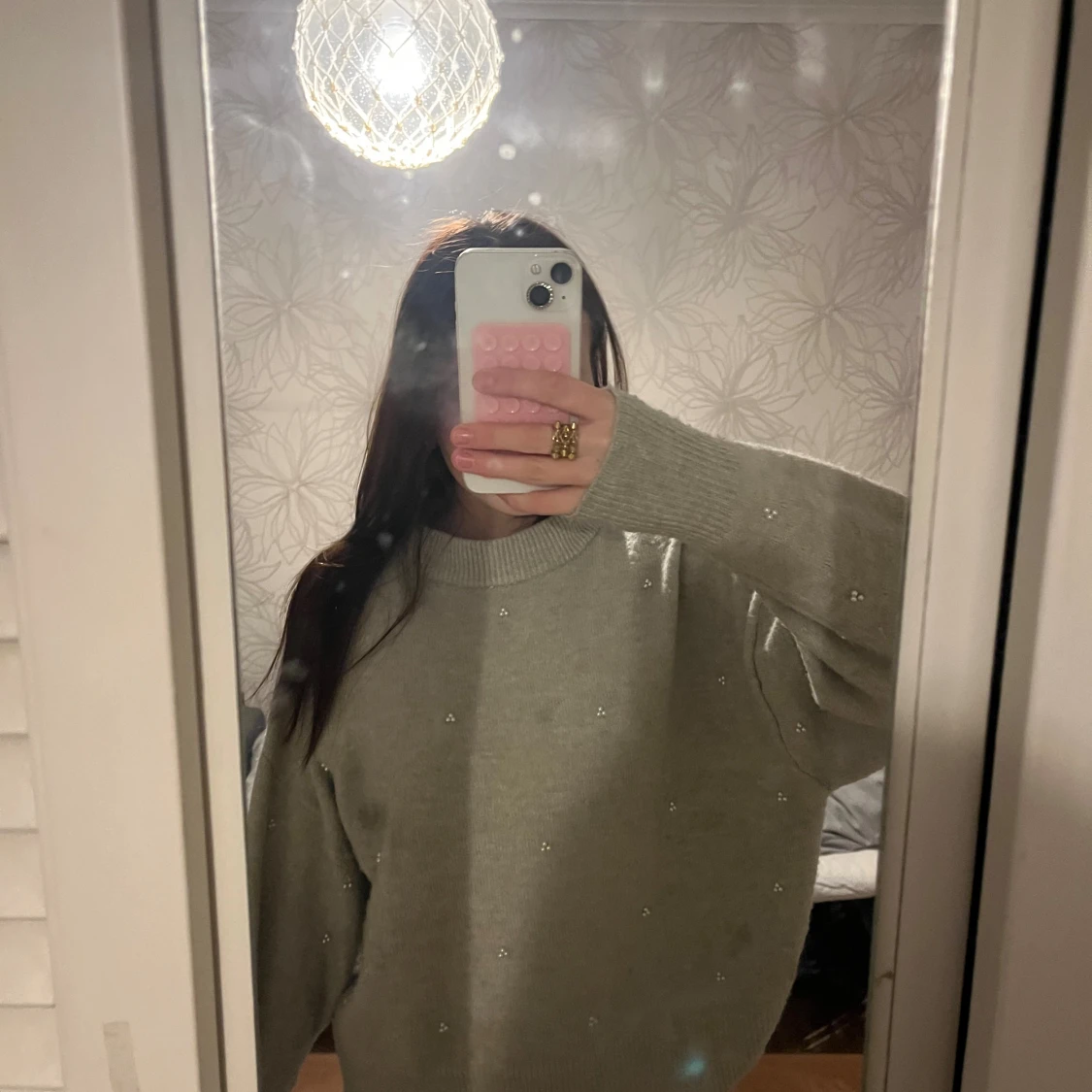 Ljusgrå stickad tröja med pärlor