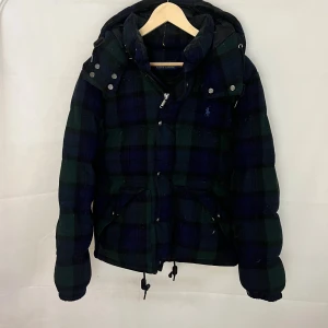 Ralph Lauren jacka - Riktigt skön raffe jacka, storlek S. Modellen är 185. Väldigt fint skick, enbart lite damm på bilden.