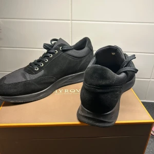 Myrqvist stensund sneakers - Hej. Säljer dessa otroligt stilrena, varma och framförallt bekväma svarta sneakers. Är definitivt bland de skönaste skorna jag haft pågrund av stödet i hälen. De är knappt använda och köptes förra vintern. Inga skador eller konstig lukt på dem. Funkar lika bra som vilken annan vintersko eftersom den är varm