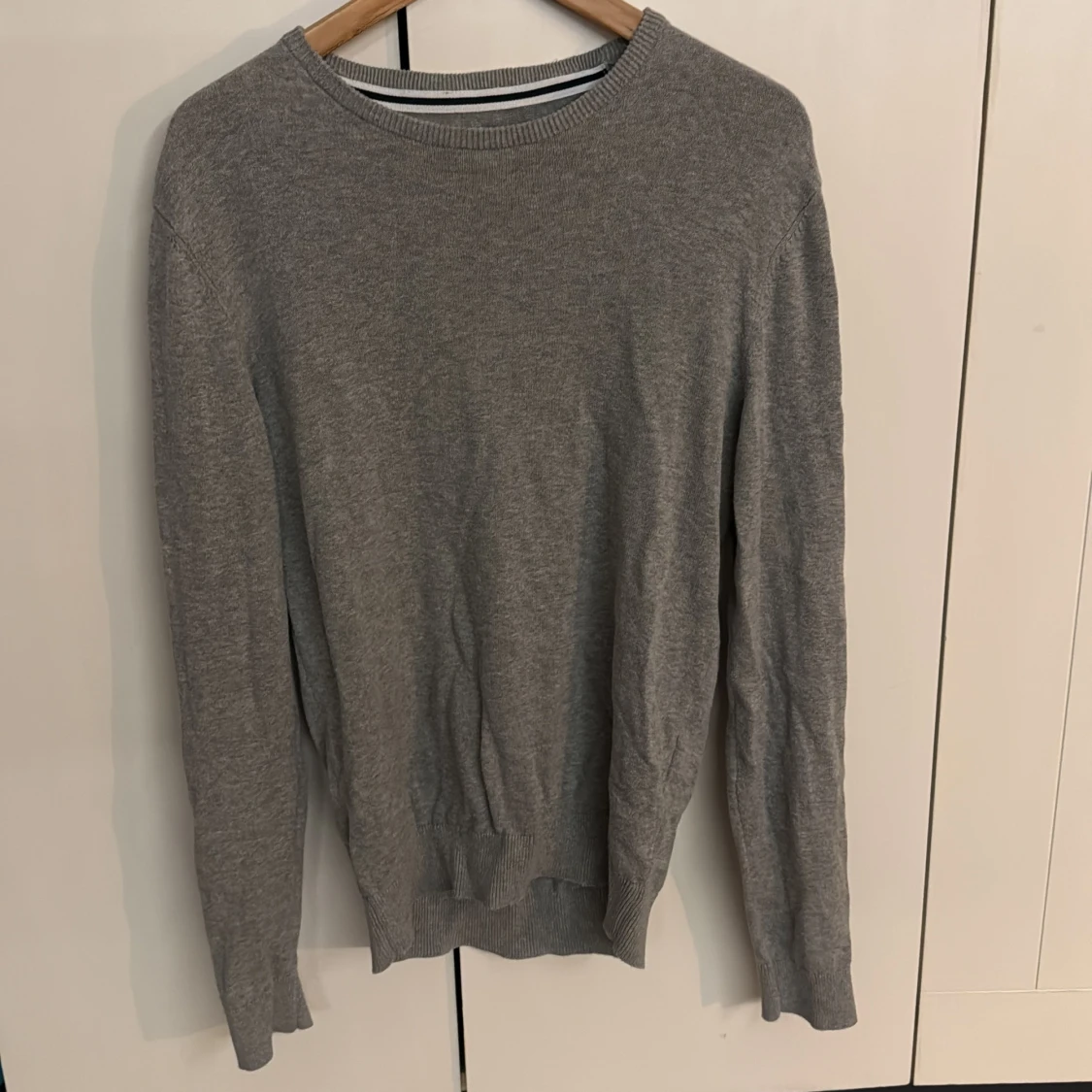 Grå basic tröja i bomull