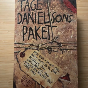 Tage Danielssons Paket - En samling av Tage Danielssons klassiska verk från 1960-talet, inklusive sagor, dikter och humoristiska texter. Perfekt för dig som gillar smarta, roliga och tänkvärda berättelser med en unik svensk touch.