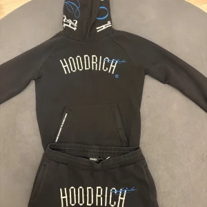 Hoodrich tracksuit - Mycket god skick har inte använts så mycket köptes ett år sedan 