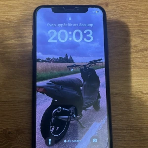 iPhone X 256GB - Jag säljer nu min iPhone X 256gb använt i snart 1 år. Fungerar perfekt tagit bra hand om den. Ingen defekt fungerar felfritt 100% i batterihälsa endast skärmskyddet som har repor inget annat. 