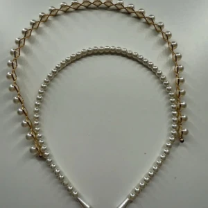 Två diadem med pärlor - Säljer två snygga diadem, båda dekorerade med vita pärlor. Det ena har ett guldigt metallband med pärlor i ett rutmönster, det andra är helt täckt av små vita pärlor. Perfekt accessoar för att lyfta din look🩷