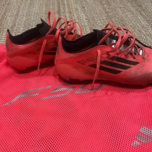 Adidas F50 röda fotbollsskor - Tjena säljer nu ett par skit snygga f50 elits super sköna grymt bra skick på dom⚽️⚽️