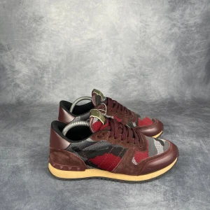 Valentino Rockrunner  - Skick: 8/10, lätt använda, inga defekter. | Ingår: Bara skorna. | Nypris: +- 7000 SEK.
