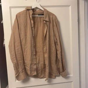 Johan Lindberg skjorta - Ljusbrun Johan lindberg skjorta i storlek M