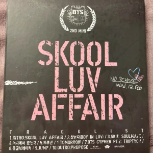 BTS Skool Luv Affair Album - BTS Skool Luv Affair Album med original CD, fotobok och klistermärken. Albumet är i gott skick. Perfekt för samlare och K-pop fans.