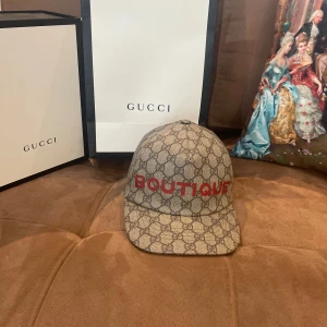 Gucci keps - Gucci boutique keps, sällsynt model som såldes endast ☝🏾 gång av gucci. Andra säljer helt nya för 4500-5600kr. Pris går diskutera om man vill köpa biligare utan box och paketet