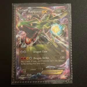 Rayquaza EX Pokémonkort - Säljer ett Rayquaza EX Pokémonkort. Kortet har attackerna Dragon Claw och Dragon Strike.