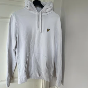 Lyle & scott hoodie - Säljer pågrund av att den inte används. Stilren hoodie som är bra omhändertagen. Storlek M. Hör gärna av er vid frågor. 