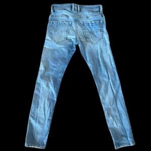 Selvedge Diesel Jeans  - Otroliga selvedge jeans från diesel med den sjukaste faden jag har sett, sjukt sköna på och har en galen passform. Storlek 29 med slitningar som är sjukt sällsynta. Skicket är mycket bra.                                                                 Fråga angående vad som helst! MVH D.C.G