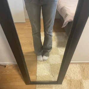 Grå bootcut jeans från L.t.b - Säljer ett par grå jeans från L.t.b  med bootcut-modell. Jeansen har klassiska fem fickor och är tillverkade i mjuk bomullsdenim. Snygg passform med lite utsvängda ben och normal midja. Perfekta till sneakers eller boots. Jätte bra skick.