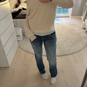Blåa lbt jeans med slitningar  - Säljer ett par blå jeans med ganska tajt passform och snygga slitningar framtill. Jeansen har klassisk femficksdesign och låg midja. Från lbt och knappt använda💗midja 29, längd 34, modell Valerie