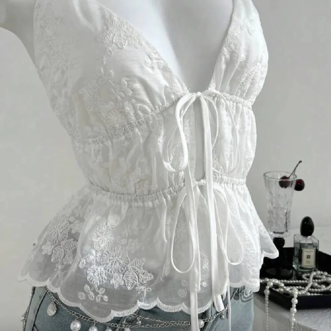 Vit blommig spets-linnetopp med snörning