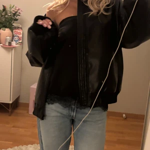 Bandeau spets topp - Supersnygg spets topp i bandeau. Helt ny med prislapp kvar. Passar mig i S