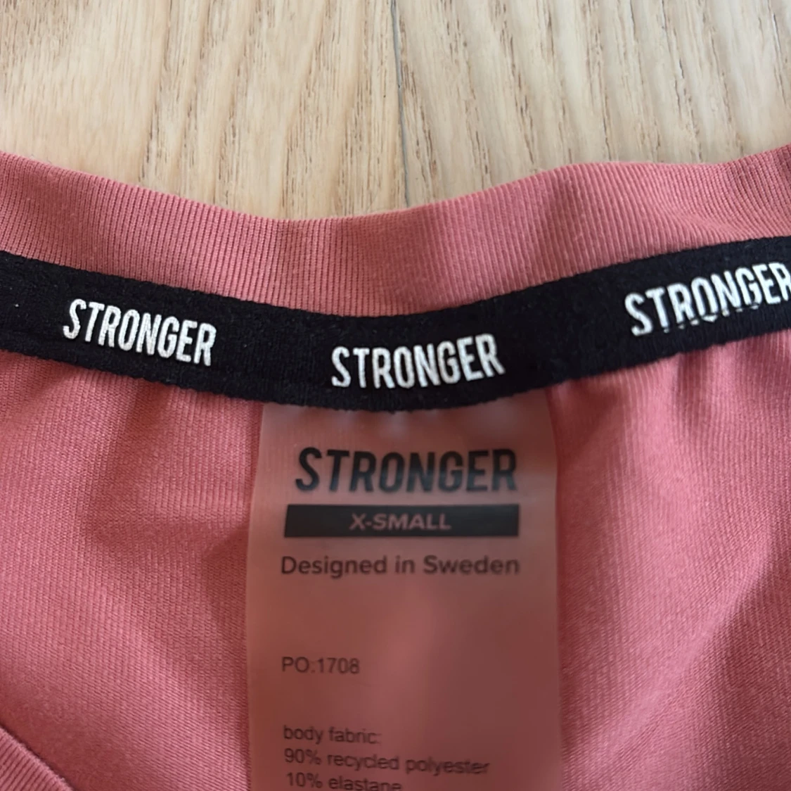 Rosa croppad topp från Stronger - 1