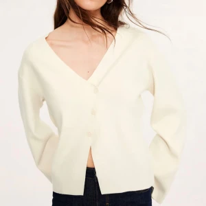 stickad cardigan - så söt kofta från kappahl!! knappt använd 💗💗 slutsåld på hemsidan